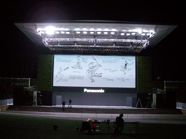 会場、深夜のリハーサル