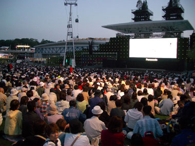 会場、地べたに座って野外バレエ