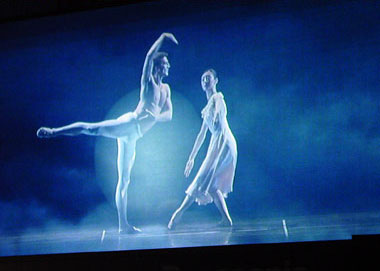 会場、地べたに座って野外バレエ