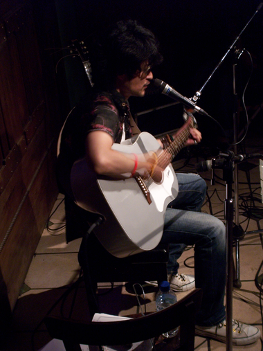 演奏する木津龍馬さん